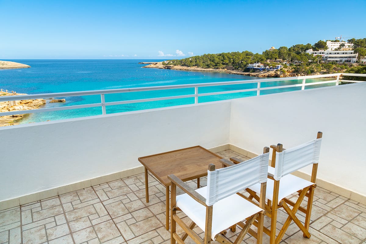 Terraza con vistas al mar a pie de playa