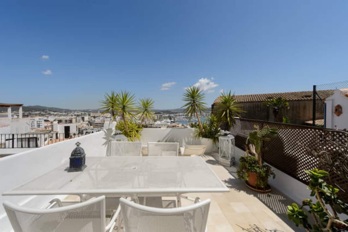 Terraza con vistas a Ibiza y el puerto